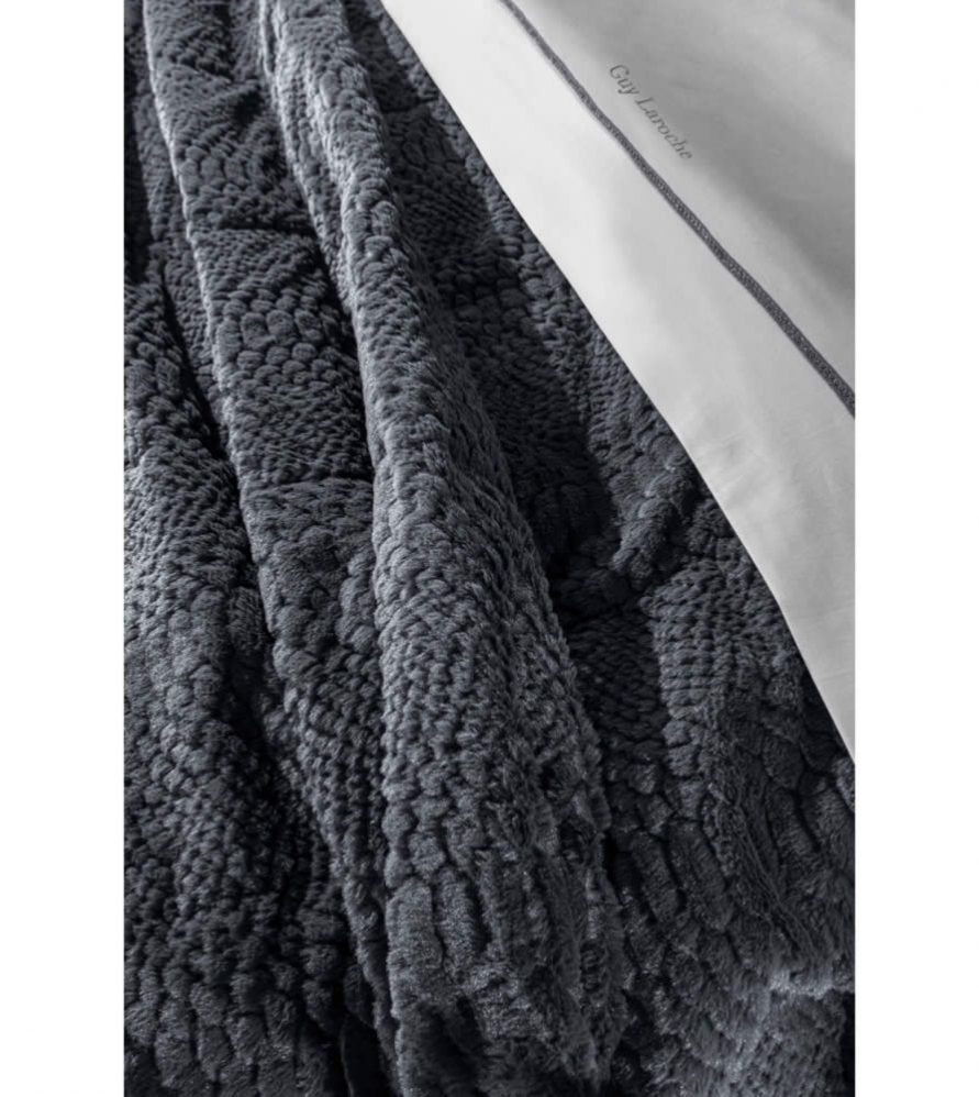 Γούνινη Κουβέρτα Υπέρδιπλη με μαξιλάρι φιγούρας CRUSTY CARBON της Guy Laroche (220x240)